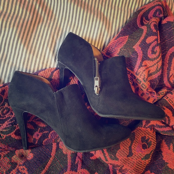 Mossimo Shoes - ✨3 for $21✨MOSSIMO BLACK SIDE ZIP BOOTIE